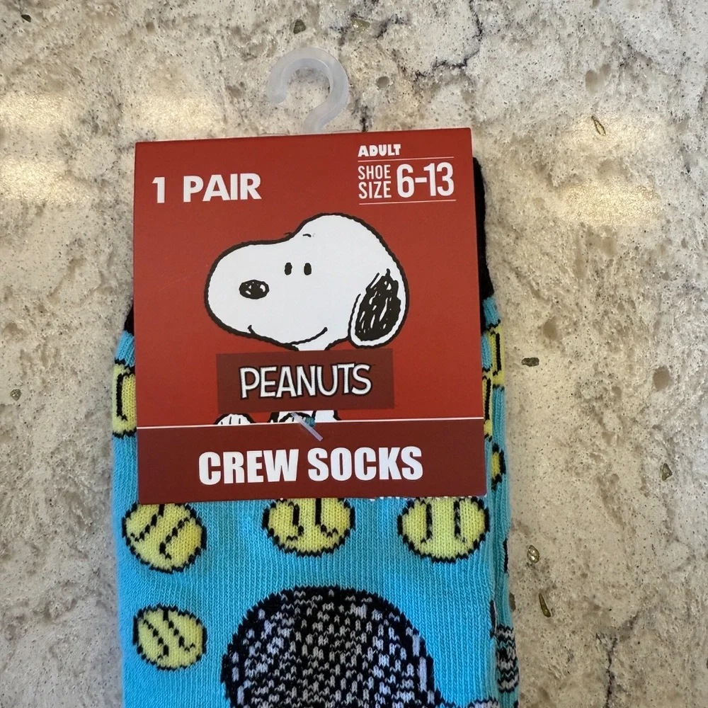 NWT A Pair‎ of Peanuts crew socks featuring Snoopy and tennis ball designs